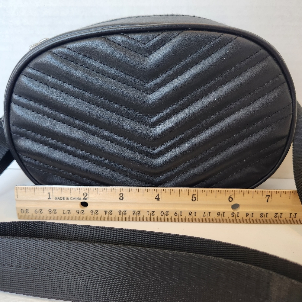 Black fanny pack with adjustable strap - Picture 3 of 7
